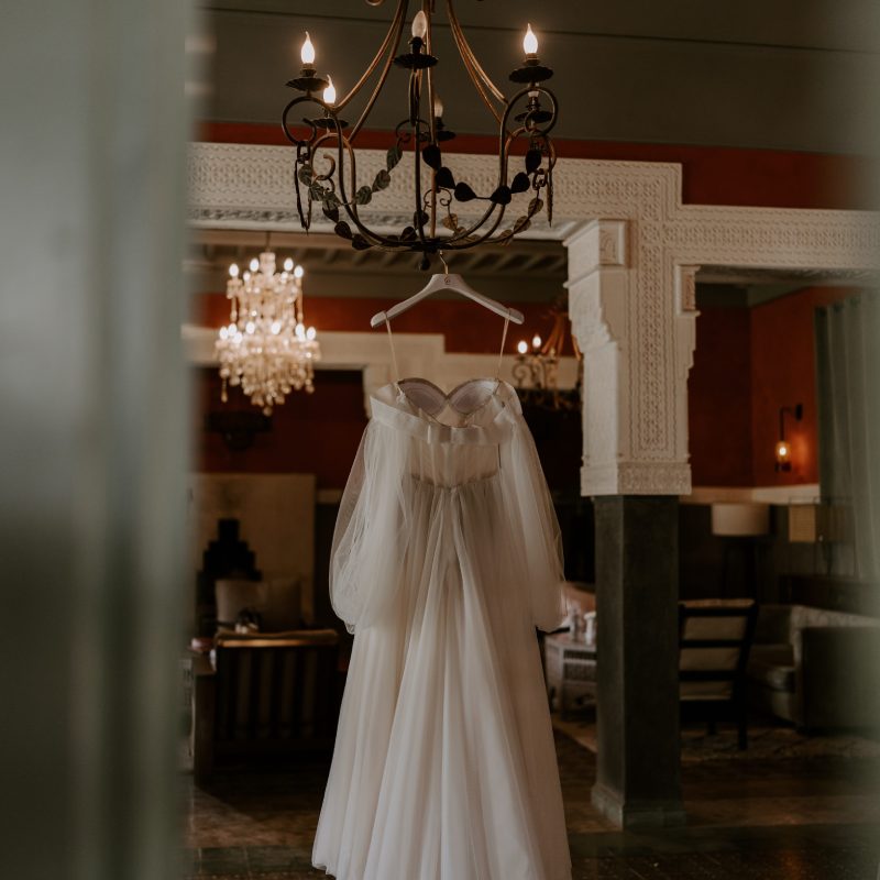 Robe de mariée suspendue dans un salon marocain