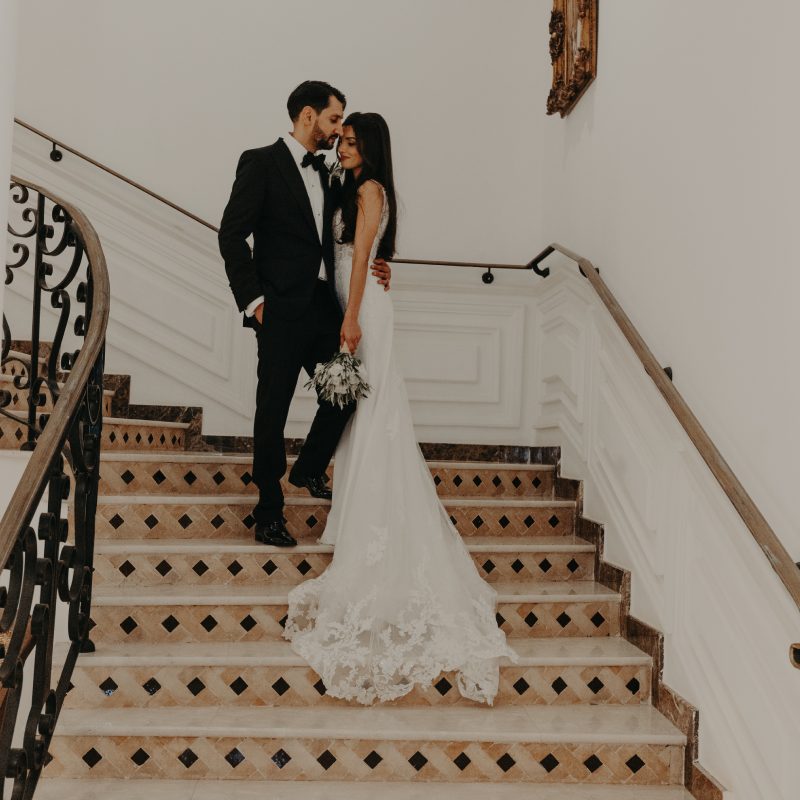 Mariés dans un escalier en zellige
